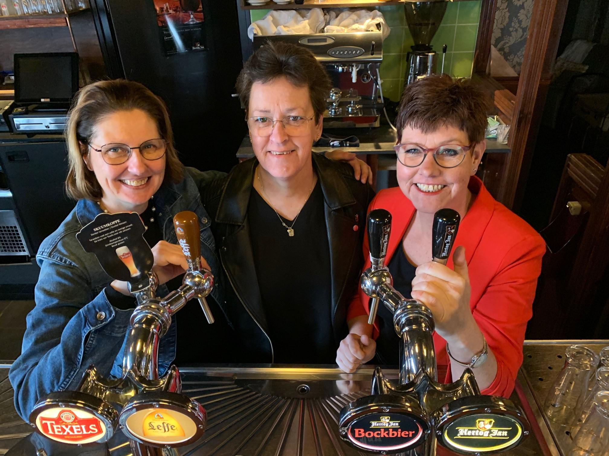 Drie dames heropenen café De Lindeboom in Westwoud: ’Dat dit zou verdwijnen was onze grote schrik’